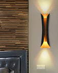 Helvano | Wandleuchte aus Schwarzem Metall im Curl-Design