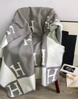 Helvano | Kuschelige Decke für Sofa & Bett in Schwarz