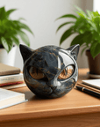 Helvano | Schwarze Katzenkopf-Skulptur mit hypnotischen Augen