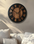 Helvano | Wanduhr aus Holz mit römischen Ziffern