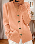 Helvano | Damen Strickjacke mit V-Ausschnitt und Herzknöpfen