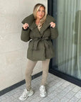 Helvano | Kurze Damenjacke mit Stehkragen und taillierter Taille
