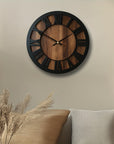 Helvano | Wanduhr aus Holz mit römischen Ziffern