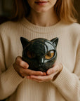 Helvano | Schwarze Katzenkopf-Skulptur mit hypnotischen Augen