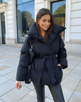 Helvano | Kurze Damenjacke mit Stehkragen und taillierter Taille