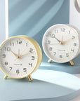 Helvano | Runde Tischuhr im Scandi-Stil mit Messing-Details