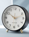 Helvano | Runde Tischuhr im Scandi-Stil mit Messing-Details