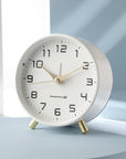 Helvano | Runde Tischuhr im Scandi-Stil mit Messing-Details