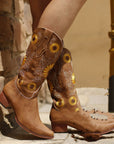 Helvano | Boho Damenstiefel im Sonnenblumen-Design in Braun