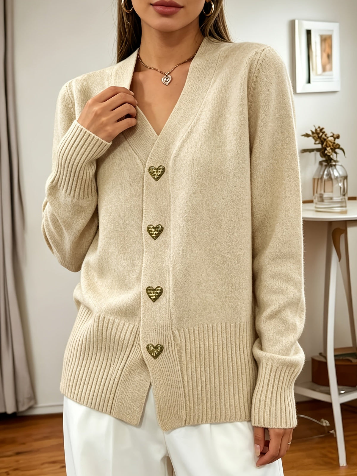 Helvano | Damen Strickjacke mit V-Ausschnitt und Herzknöpfen