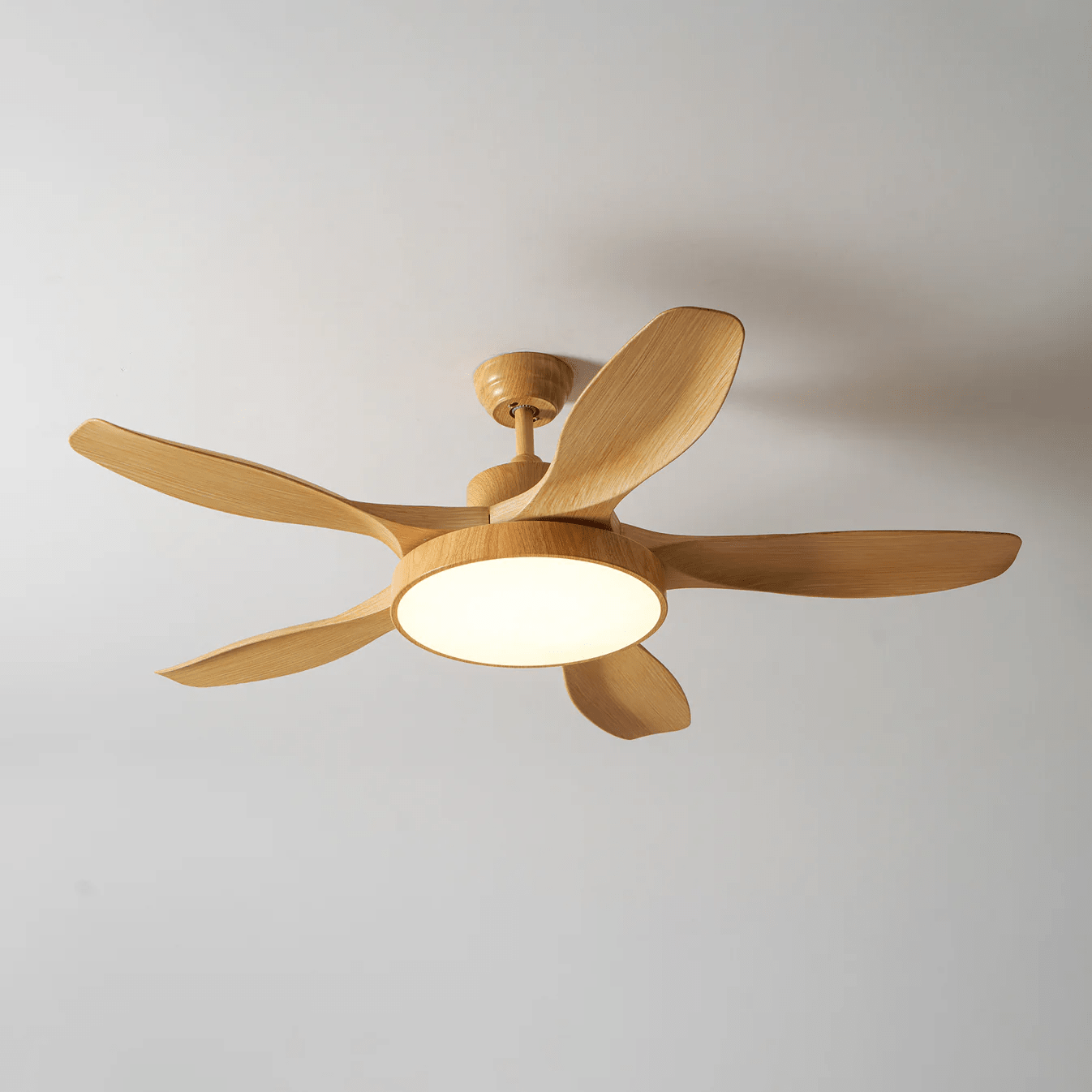 Helvano | Deckenventilator mit Licht in Holzoptik