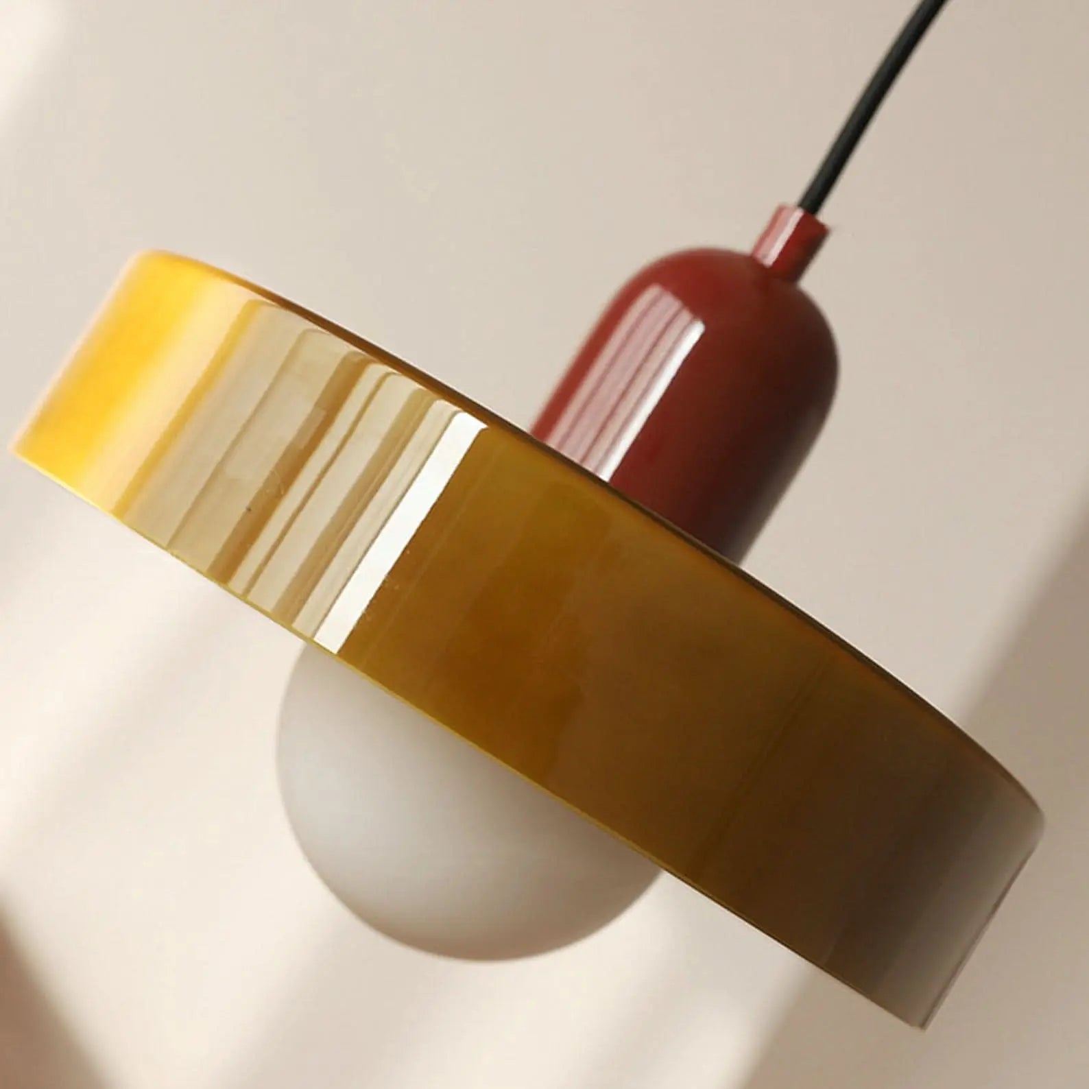 Helvano | Bauhaus Pendelleuchte aus farbigem Glas