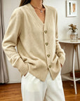 Helvano | Damen Strickjacke mit V-Ausschnitt und Herzknöpfen