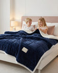 Helvano | Flauschige Flanell-Decke für Sofa & Bett