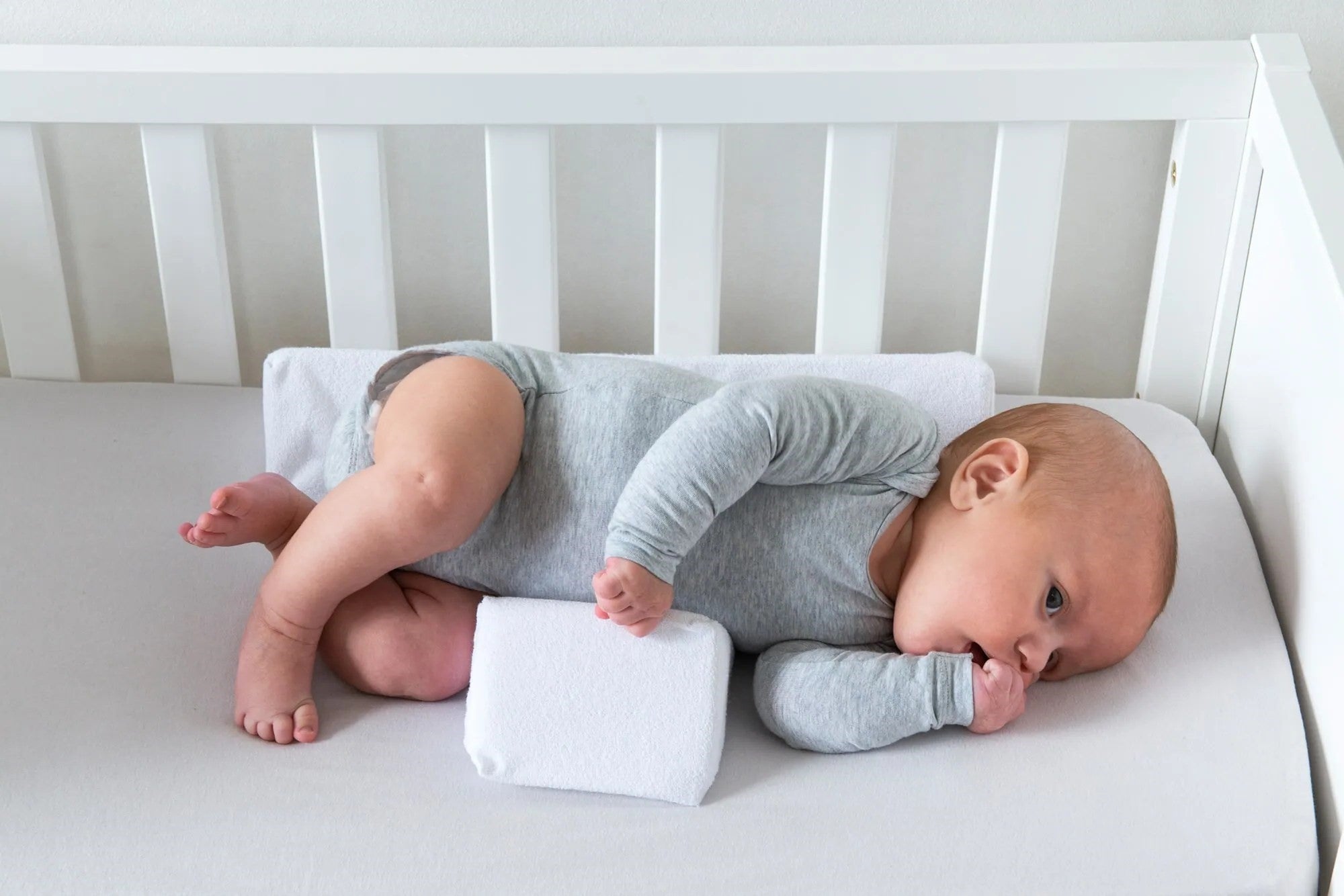 Helvano | Baby Keilkissen für sichere Schlafposition