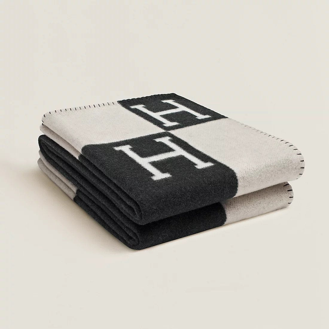 Helvano | Kuschelige Decke für Sofa &amp; Bett in Schwarz