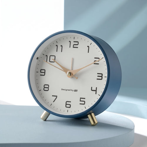 Helvano | Runde Tischuhr im Scandi-Stil mit Messing-Details