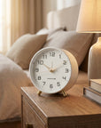 Helvano | Runde Tischuhr im Scandi-Stil mit Messing-Details
