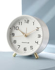 Helvano | Runde Tischuhr im Scandi-Stil mit Messing-Details
