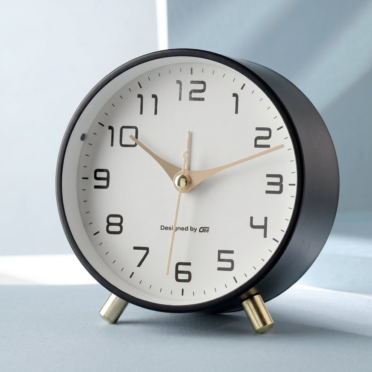 Helvano | Runde Tischuhr im Scandi-Stil mit Messing-Details