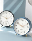 Helvano | Runde Tischuhr im Scandi-Stil mit Messing-Details