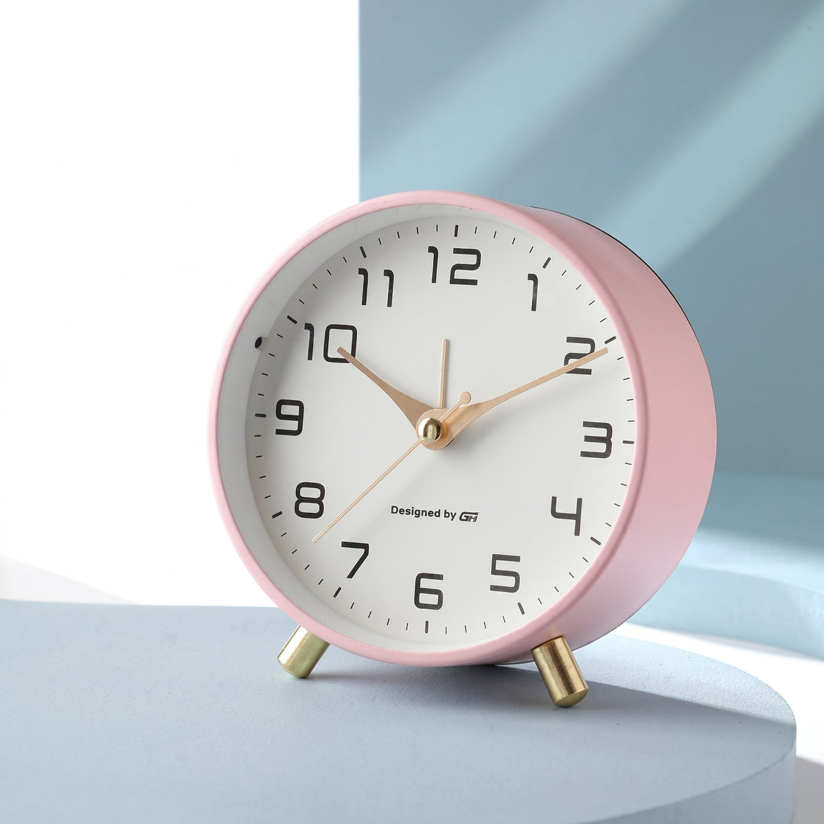 Helvano | Runde Tischuhr im Scandi-Stil mit Messing-Details