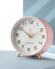 Helvano | Runde Tischuhr im Scandi-Stil mit Messing-Details